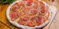 Pizza s pikantnou salámou