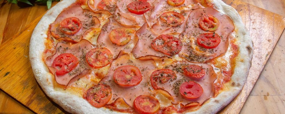 Pizza s pikantnou salámou