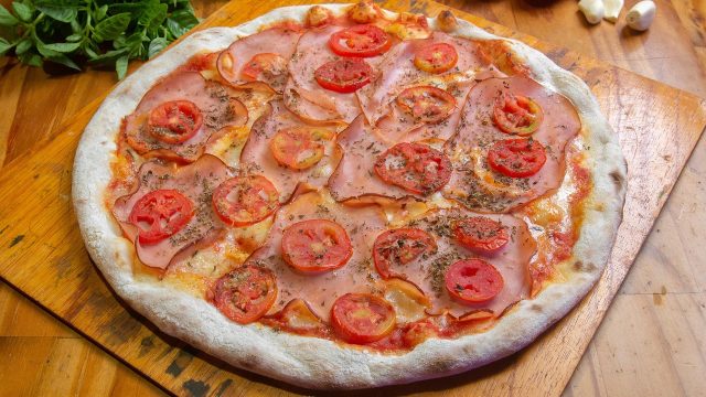 Pizza s pikantnou salámou