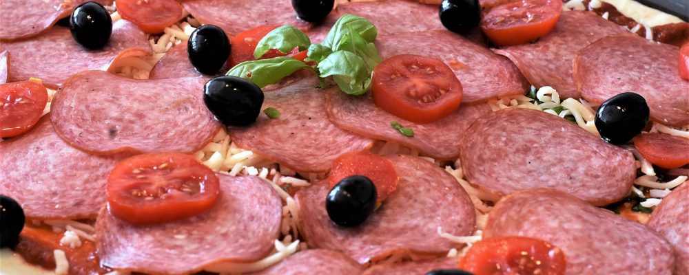 Pizza so šunkou a salámou – klasika, ktorá neomrzí